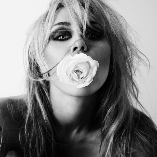 Miley Cyrus – Bass Persuades